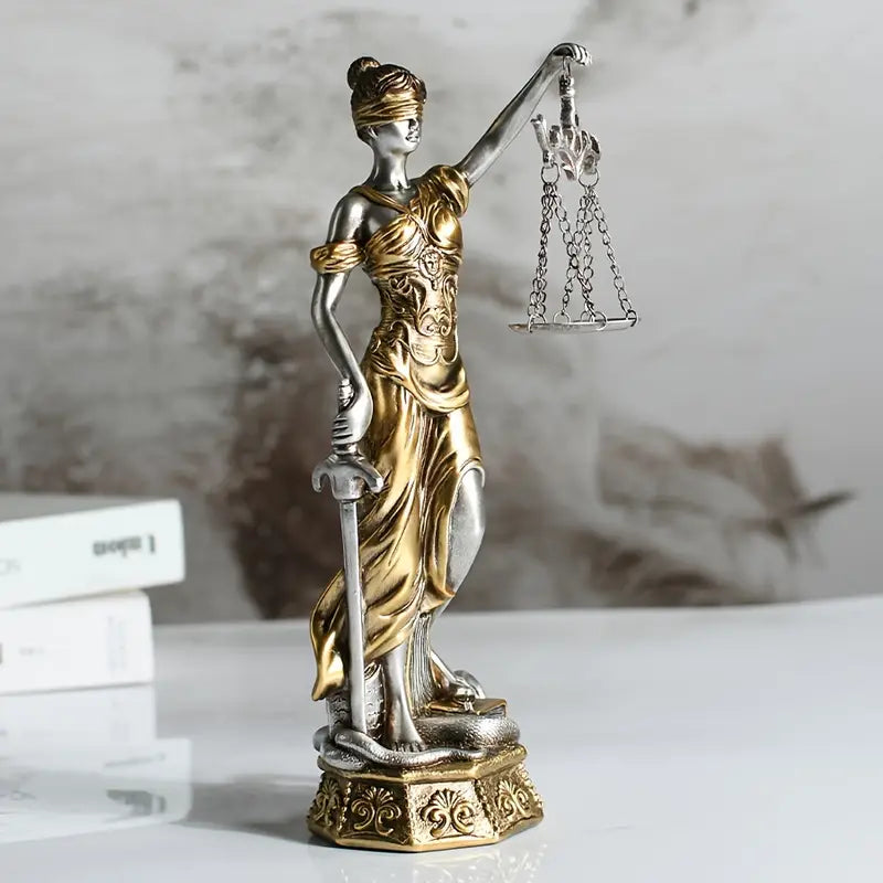 Figurine Sculptée de la Justice