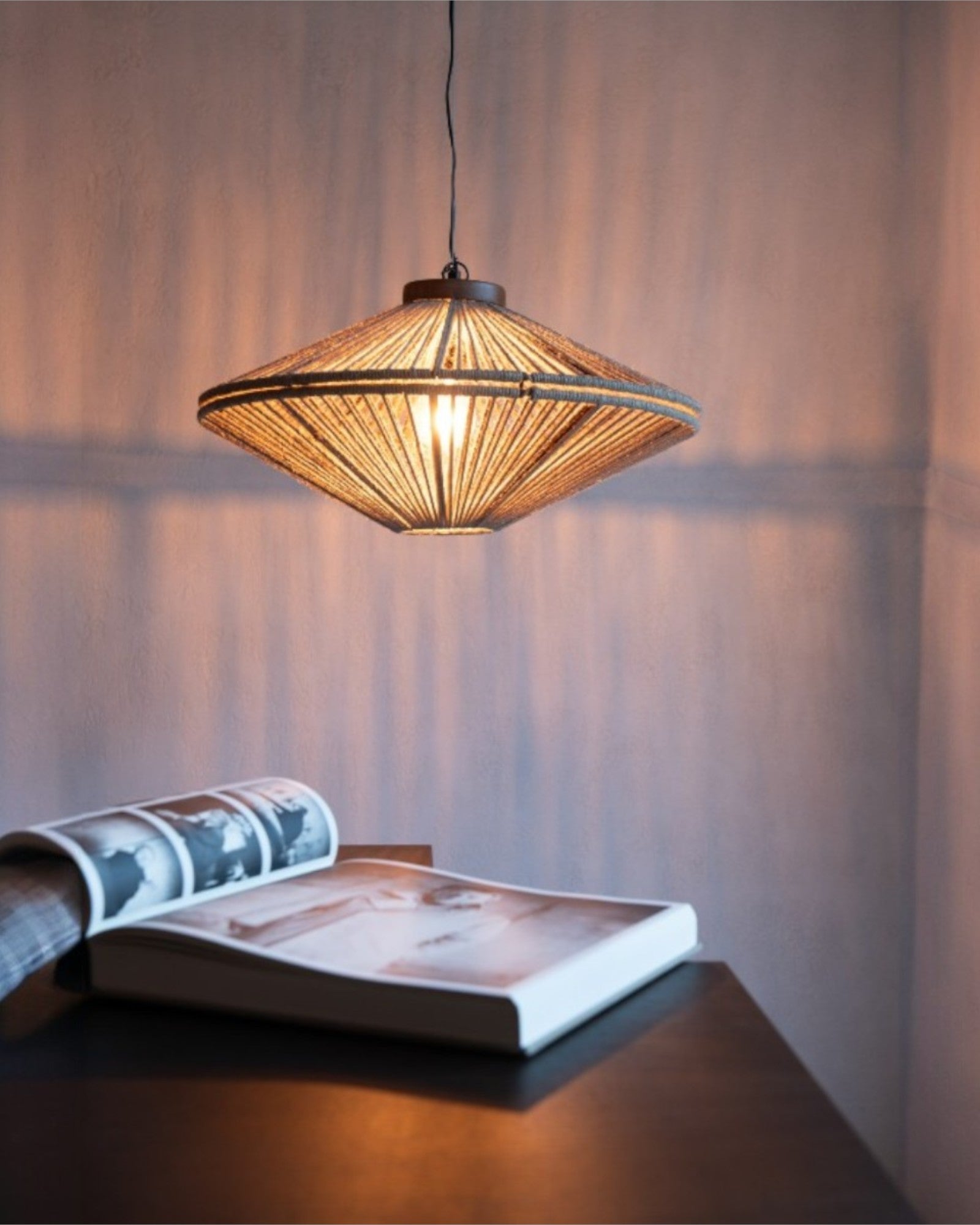 Fjoume | Lampe suspendue en métal et jute – élégante et spacieuse