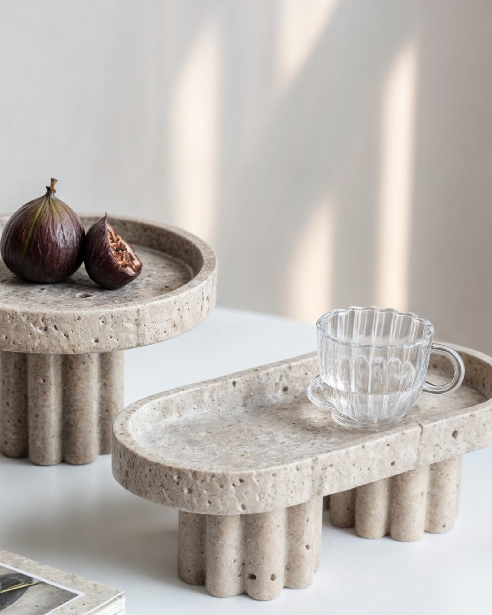 Éclat Blå | Saladiers Wabi-Sabi – Décoration en travertin jaune pour un salon élégant