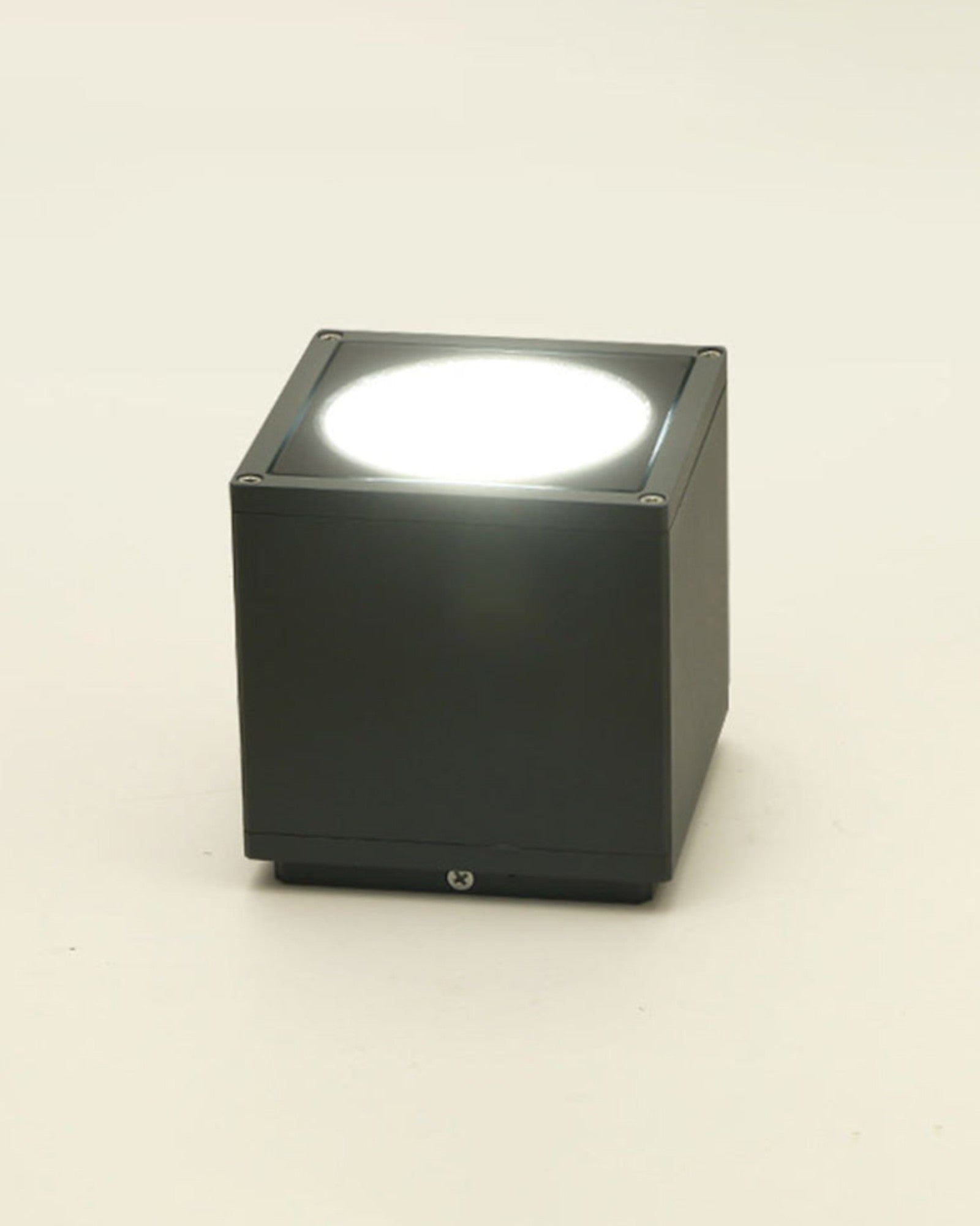 Calkog | Design moderne - Métal noir - Intérieur/Extérieur - Pour salon et chambre - IP65---Nordik Lumi | Plafonnier élégant - Design scandinave - Résistant IP65