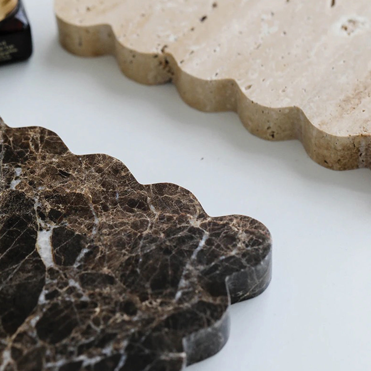 Calme Varme | Plateau en marbre – design ondulé – luxe intemporel