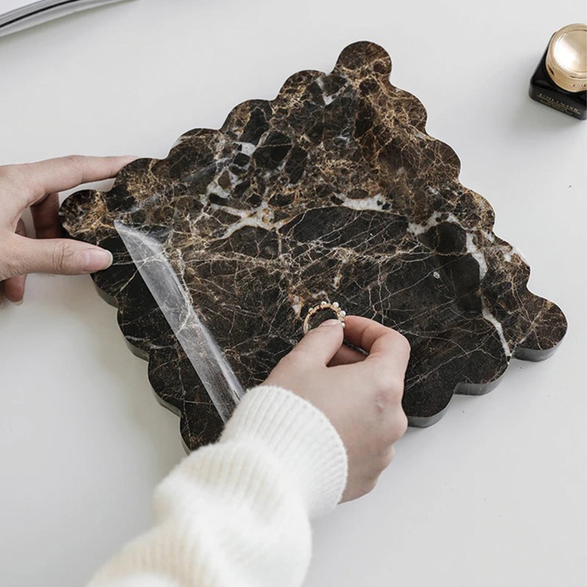 Calme Varme | Plateau en marbre – design ondulé – luxe intemporel