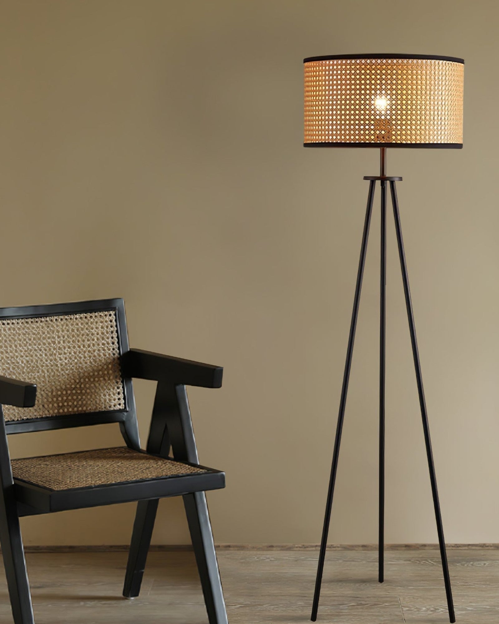 Clair Nord | Lampe sur pied en rotin fait main – bambou naturel & noir – élégante et durable