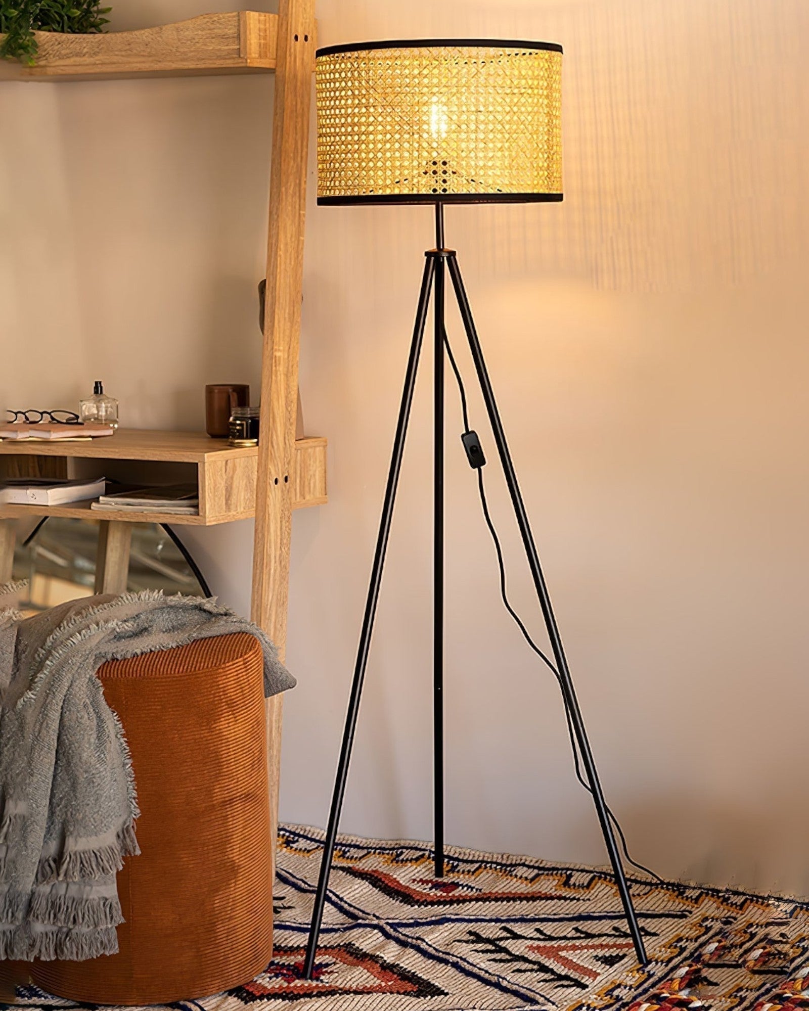 Clair Nord | Lampe sur pied en rotin fait main – bambou naturel & noir – élégante et durable