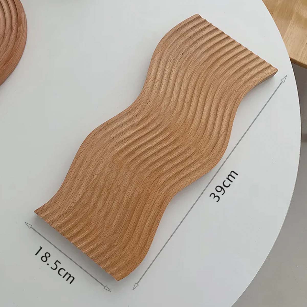 Maison Snö | Plateau en bois ondulé – Élégance naturelle – Design unique