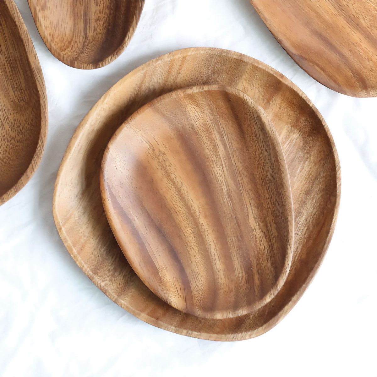 Snörme | Plateaux en noyer et acacia – Élégance naturelle