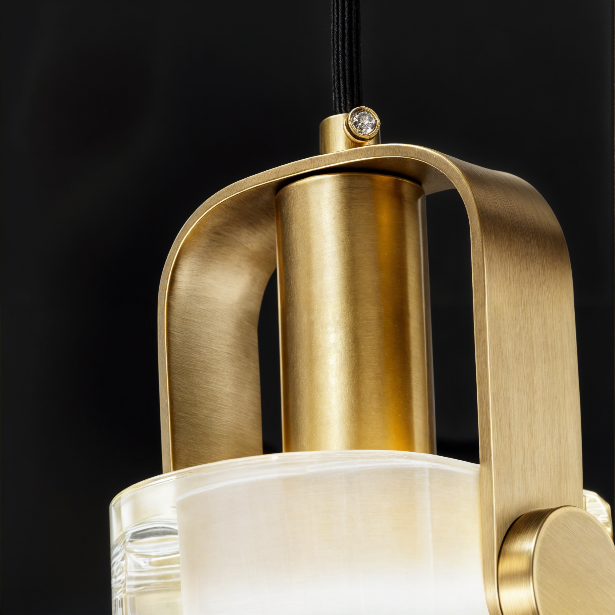 Maison Berg | Suspension moderne en or ovale – cristaux, cuivre & verre – 3 couleurs de lumière
