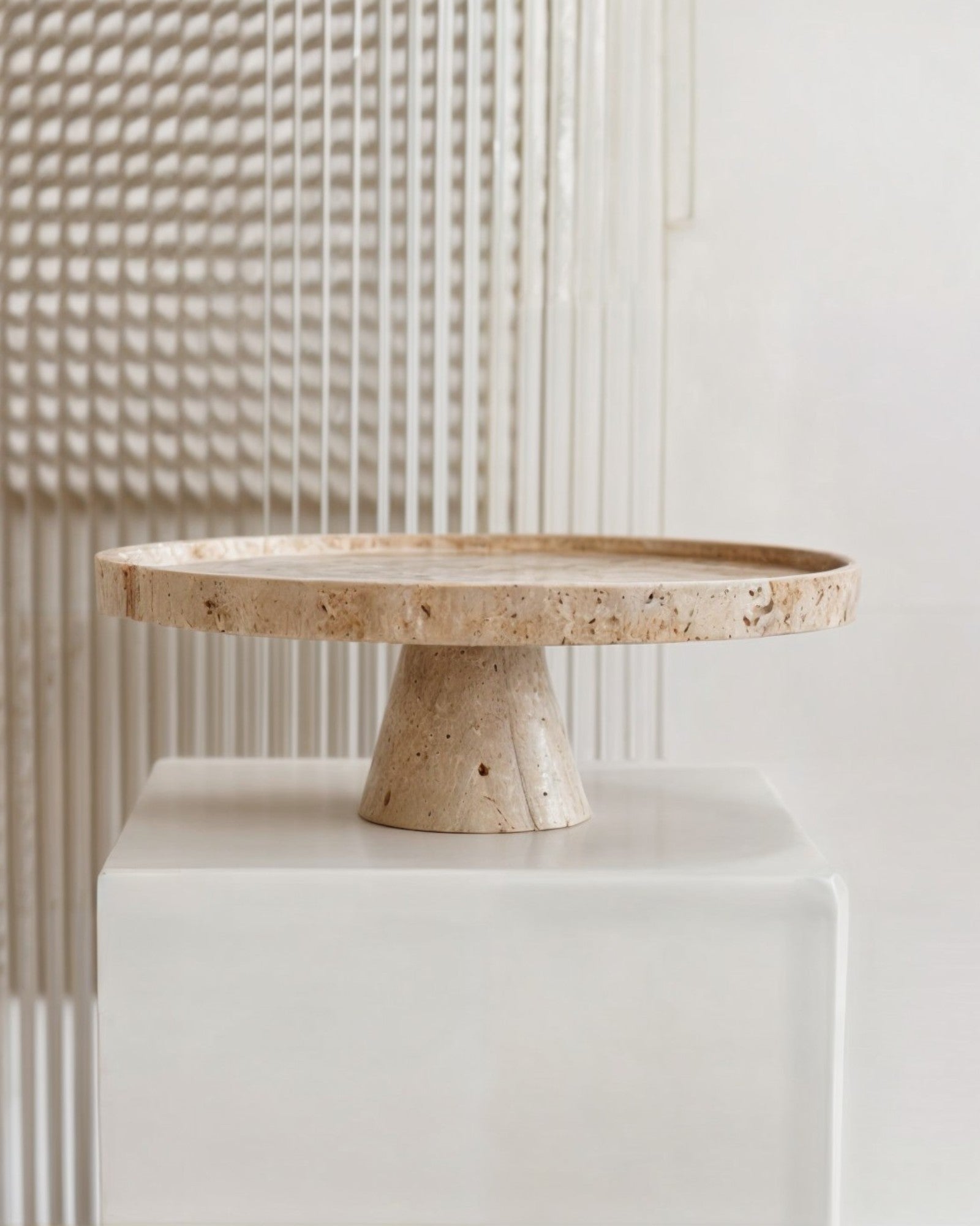 Blåkon | Support à Gâteau en Marbre Beige – Élégance Artisanale