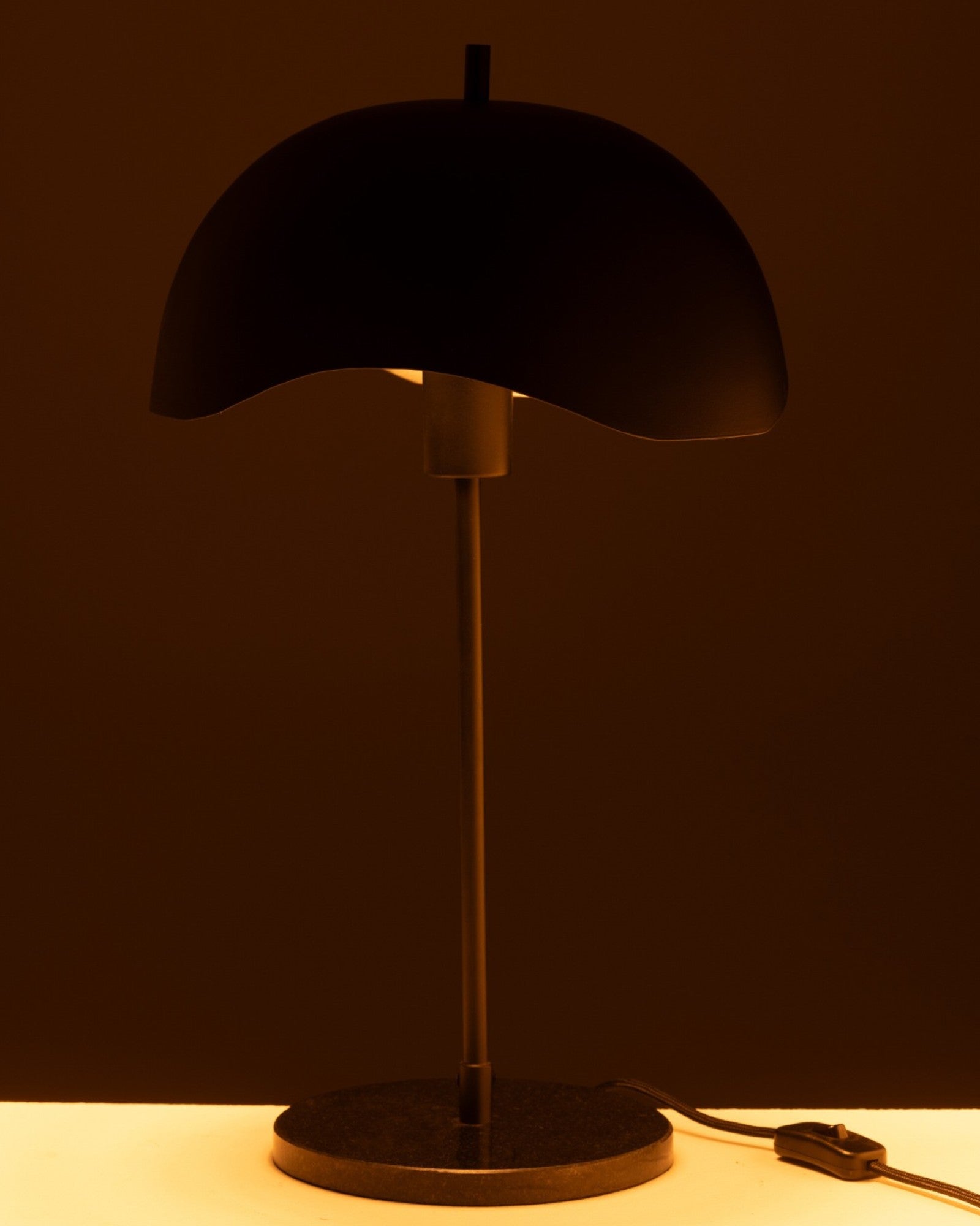 Fjoord | Lampe de table moderne – métal noir – base en marbre