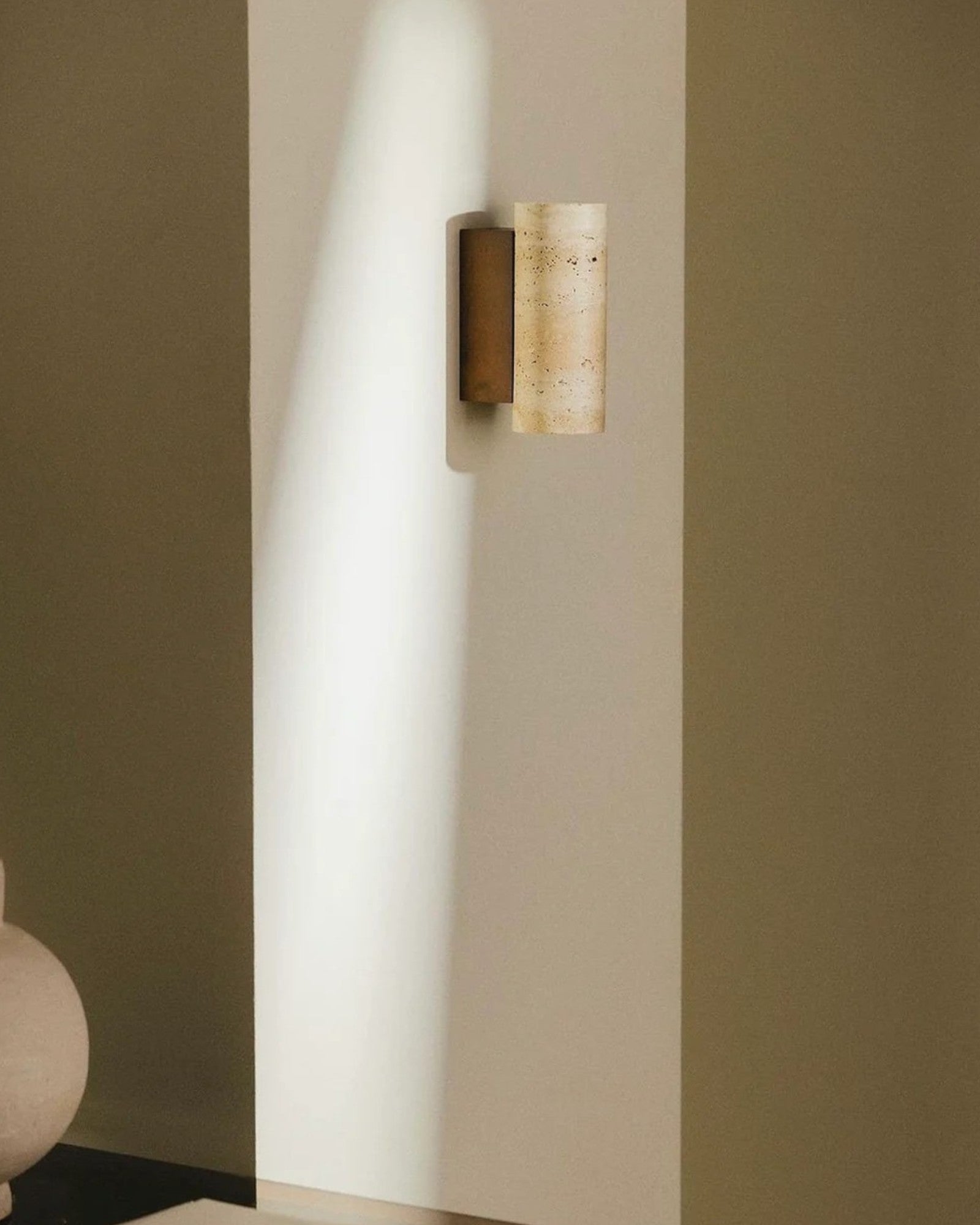 Douce Lind | Applique en Pierre Naturelle – Socle en Bois – Design Élégant